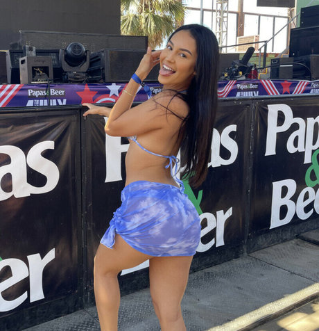 Andrea Ornealez erwachsene schöne bild