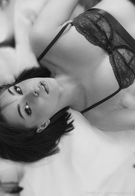 heyitslaura heiße nackte archiv