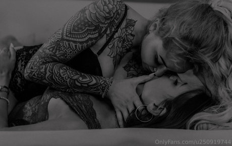 sarahmeeeow hd nackt bild