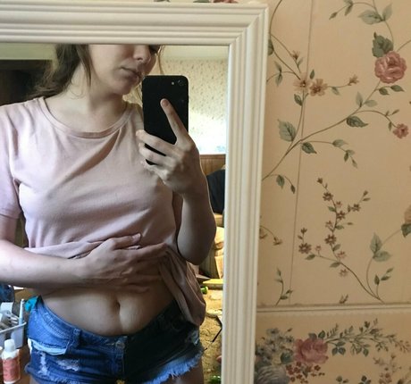 babymaymoon schauspielerin heiße bild