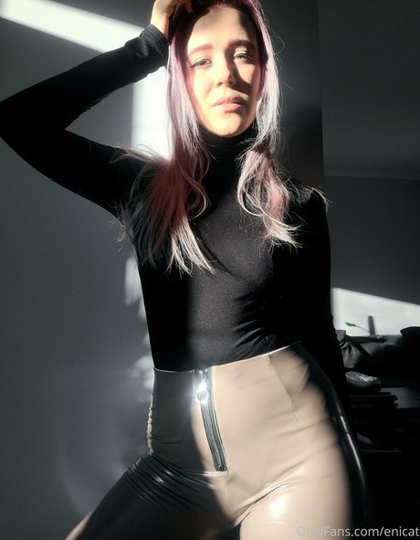 enicat model nacktheit foto