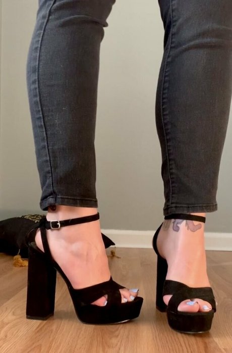 sunni footplay nacktheit erwachsene bild