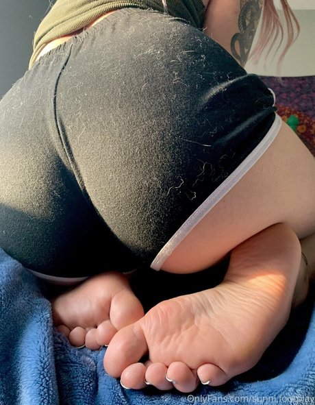 sunni footplay nackt perfekte galerien