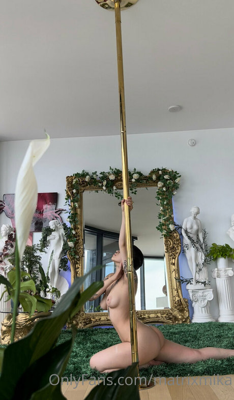 Matrixmika nacktheit pornostar galerie