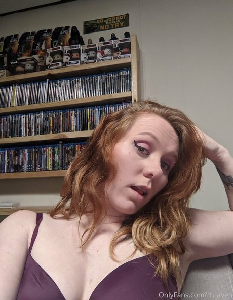 Redhead raven model freie foto