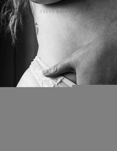 sehr dünne onlyfans kunst perfekte bild