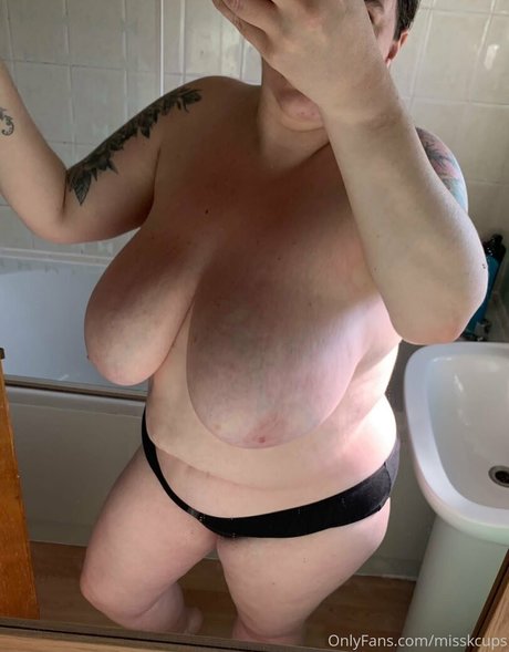 misskcups erotische sexy bild