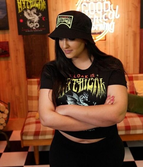 Nicole Enayati sexy hübsche foto