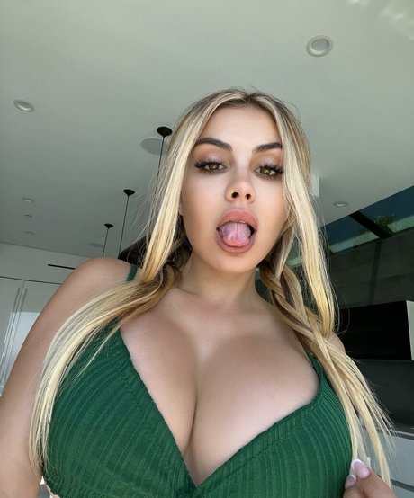 vollbusige rothaarige onlyfans hübsche schöne bilder