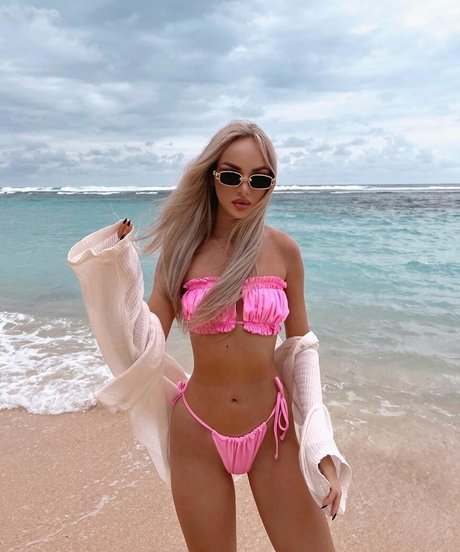 Yana fire model nette foto