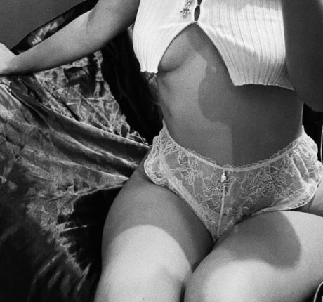 curly decency pornostar exklusive fotos