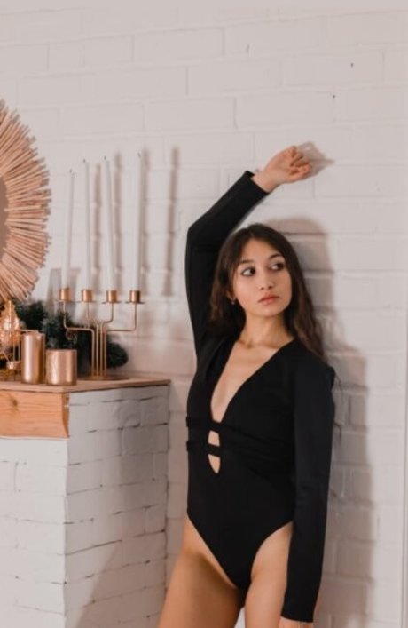 Yulia Sweet Girl nackt schöne archiv