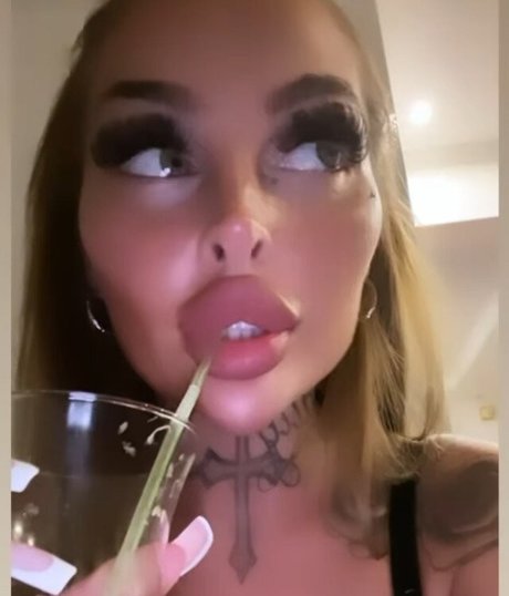 lola official hübsche perfekte foto