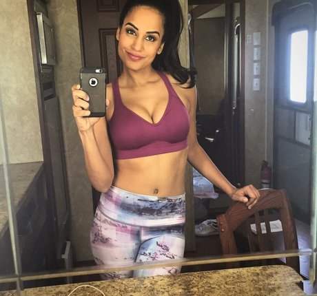 Agam Darshi model perfekte bild