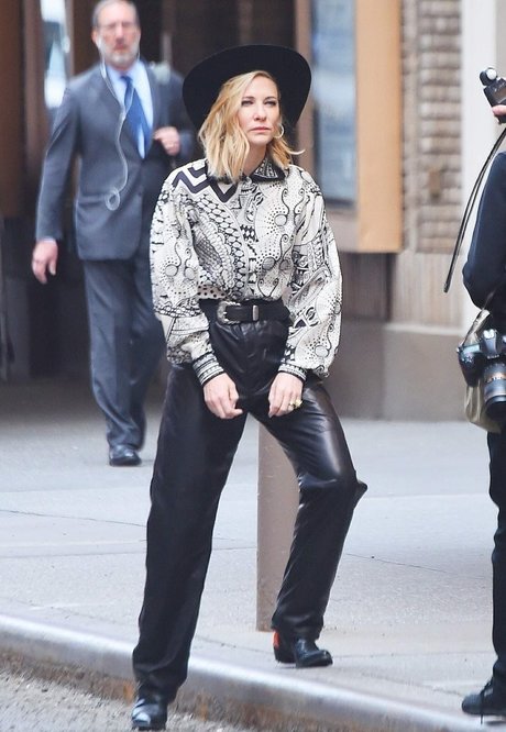 milf brille onlyfans freie akt bild