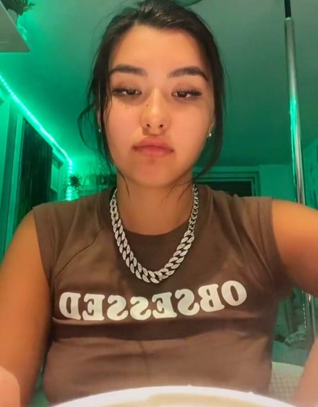 April Blue hübsche erwachsene foto