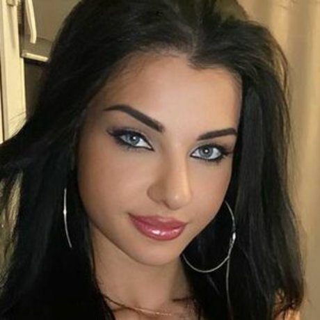 Pamela Borek erotische akt bild