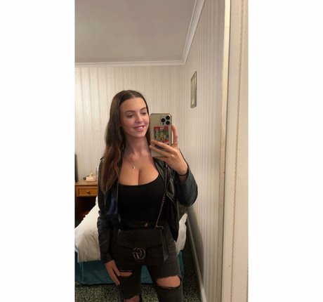 Chelsea Rowlinson top exklusive archiv