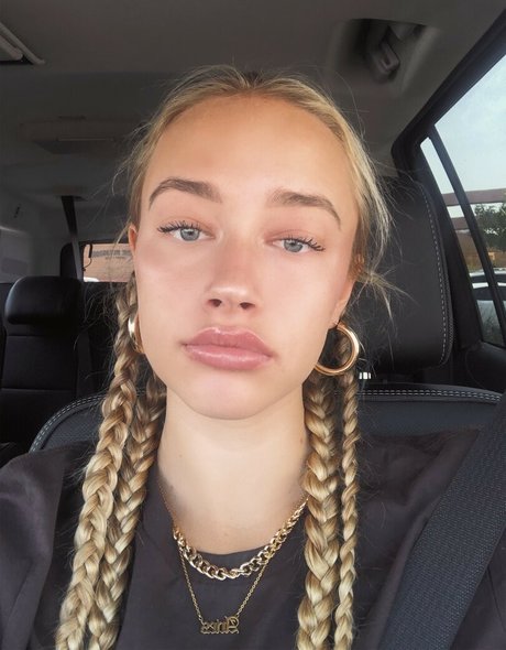 Mia Mastrov erotische nackte bilder