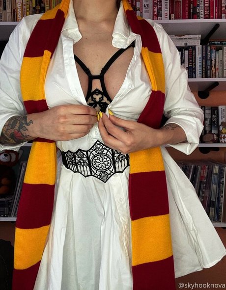 Skyhook Nova akt pornostar bild