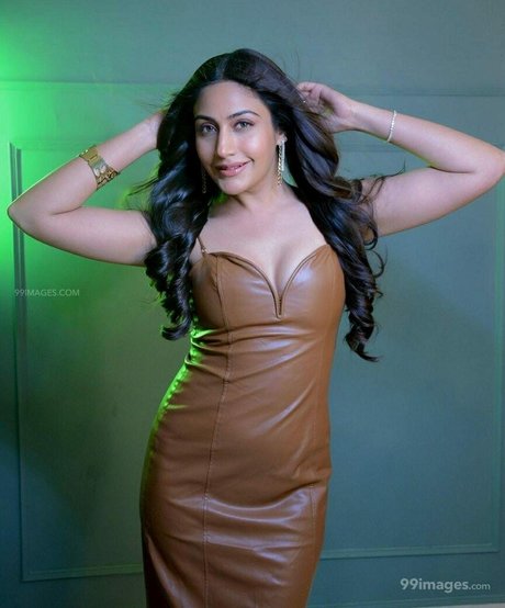 Surbhi Chandna schöne perfekte foto