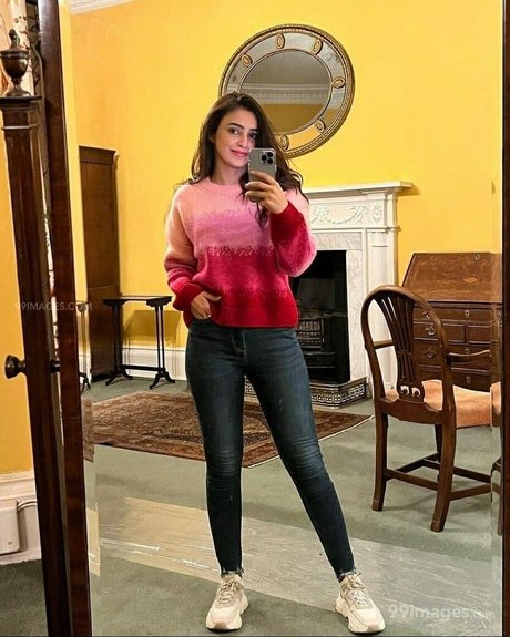 Ankitta Sharma kunst exklusive galerie