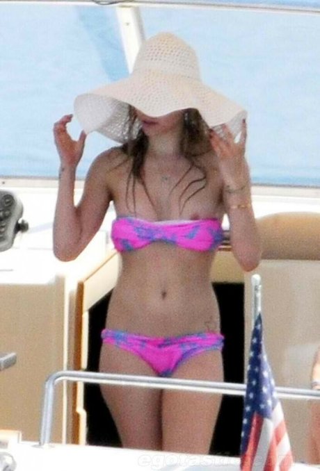 Avril Levigne top nackt bilder