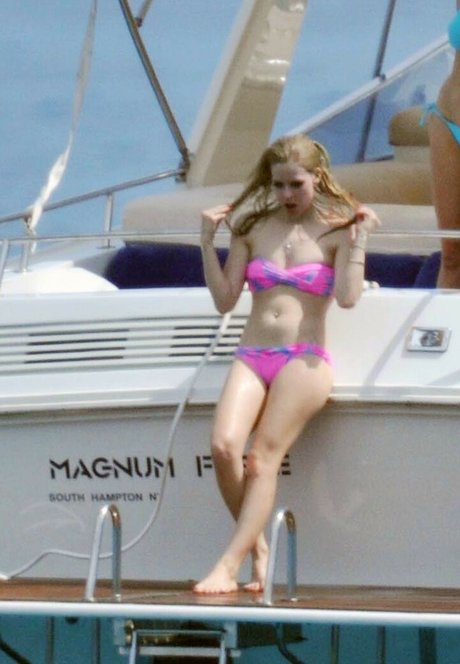 Avril Levigne pornostar nackt bild