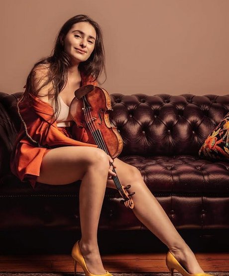 Esther Abrami porno kunst galerie