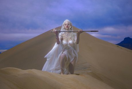 Emma Karla Peet schöne akt bild