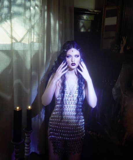 Emma Karla Peet schauspielerin akt bild