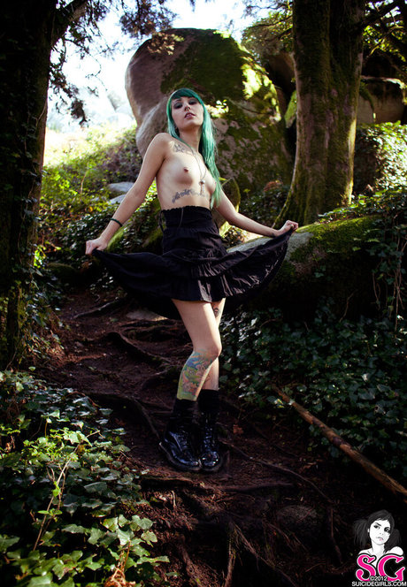 Discordia model nacktheit bild