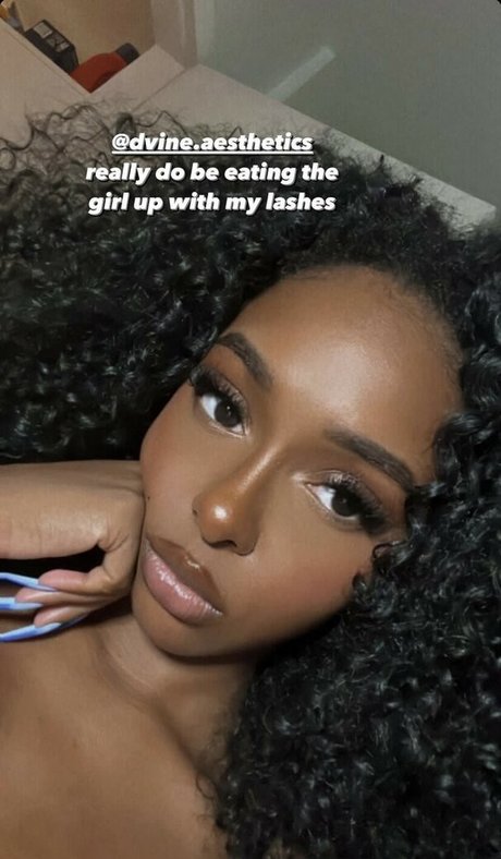 Rave Vanias nackt akt bild