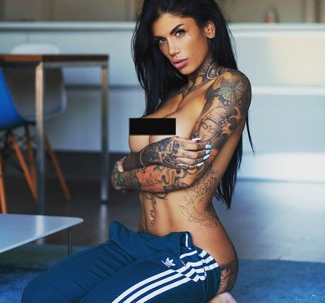 Meli Lakic nackt hübsche bild