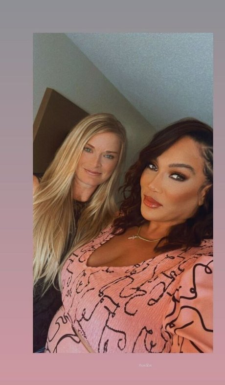 Lina Fanene nackt akt bild