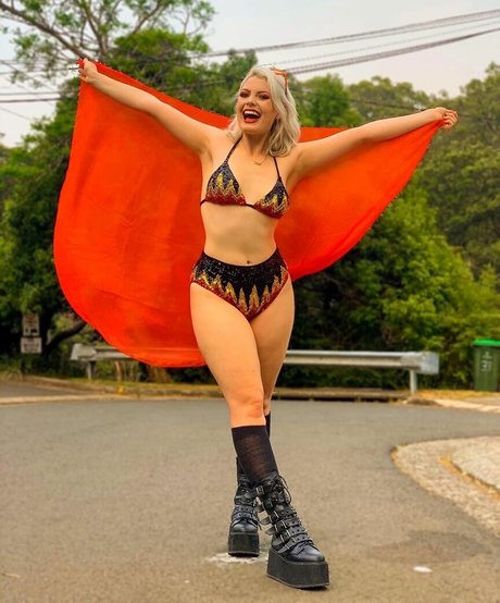 Infamousbylaura sexy nacktheit foto