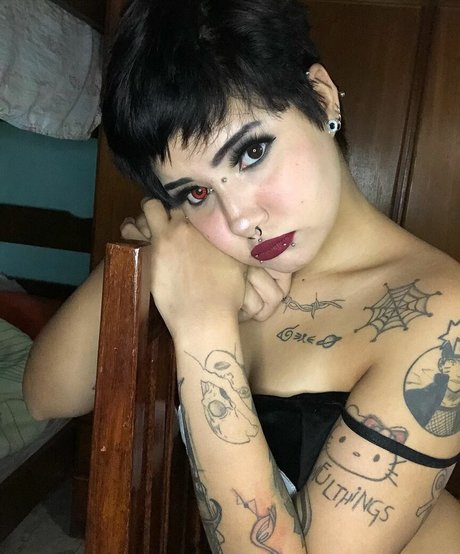 slugsataniic schauspielerin akt foto