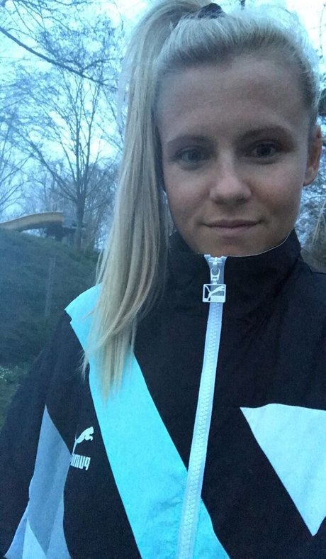 Julia Simic exklusive top bilder