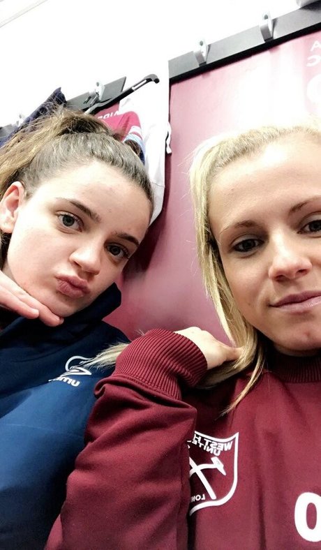 Julia Simic schöne nackten archiv