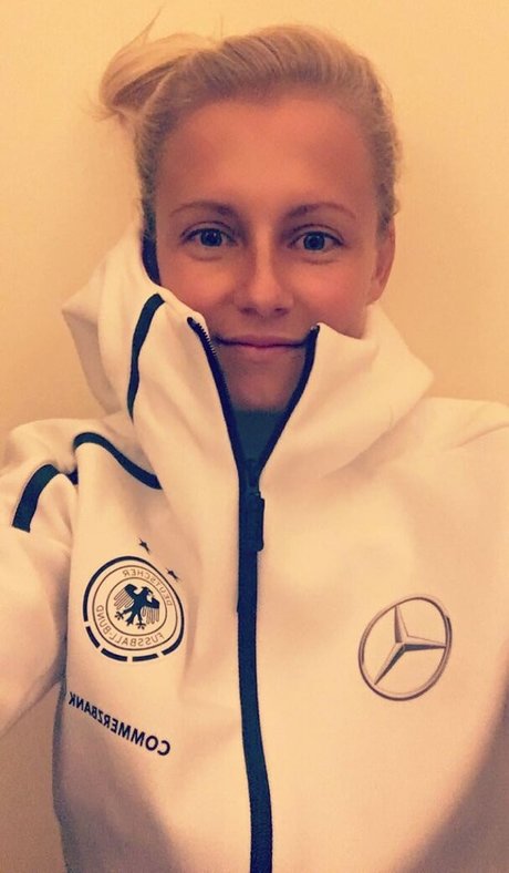 Julia Simic heiße akt galerien