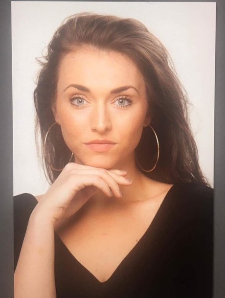 Charis Lister top erotische bild