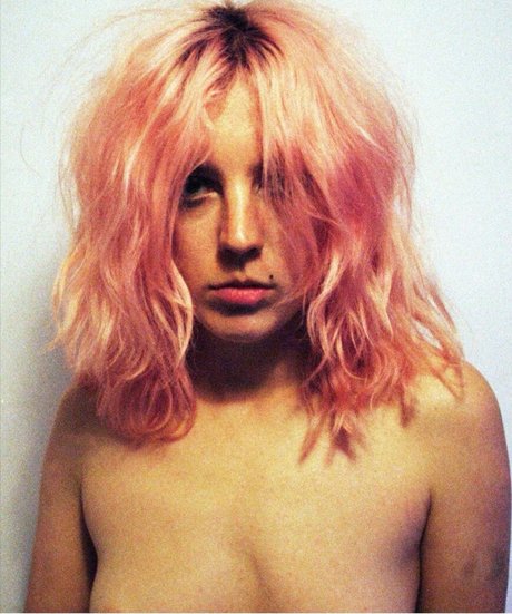 Izzy Phillips nackt beste bild