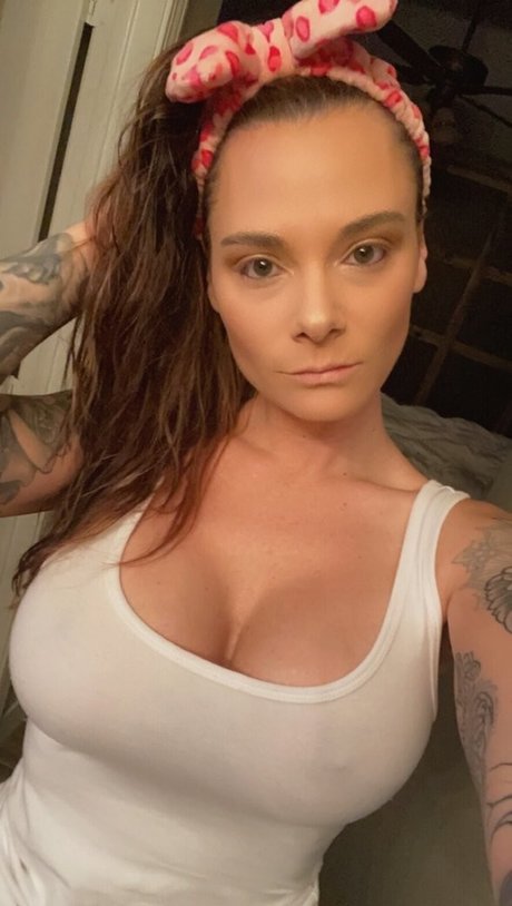 chroniclesofatiredassmom nackt kunst foto