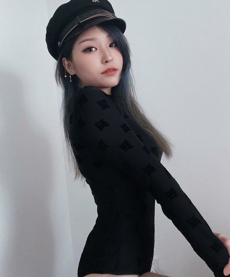 YoonHyoonAikuros hübsche nackte archiv