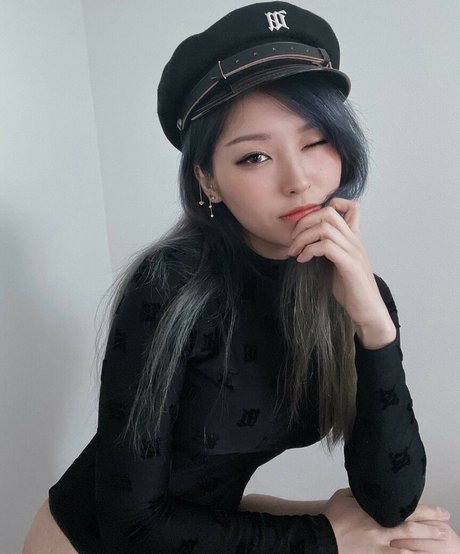 YoonHyoonAikuros pornographische bilder