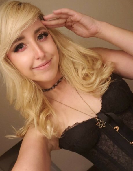 Moon IRL kunst nackte galerie