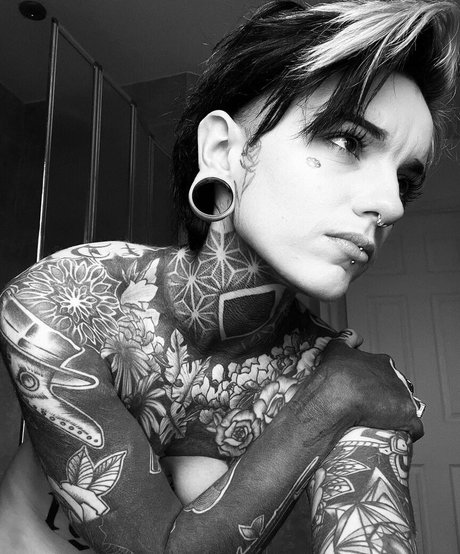 Holly Broome Inked erotische nackt bild