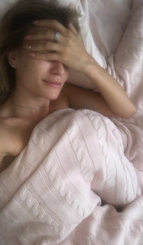 Olia Tira hd pornographische bilder