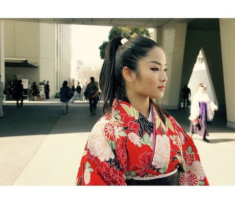 Anna Sawai porno nackten galerie