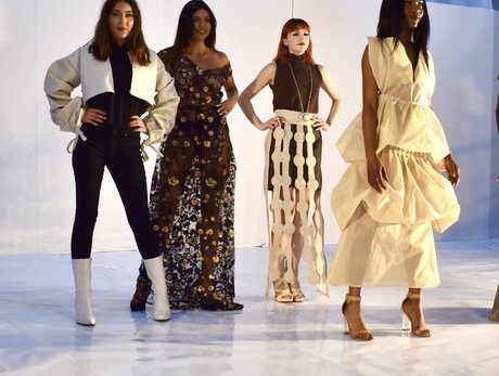 Holly Scarfone nette fotos